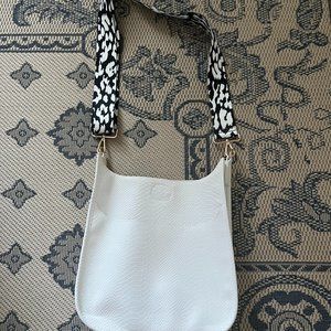 AH-DORNED WHITE CLASSIC EMBOSSED SNKAE FAUX LEATHER MESSANGER BAG + CHEETAH STRA